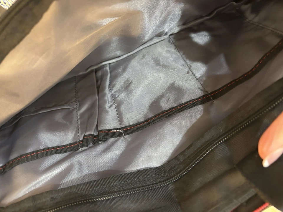 Nuevo Bolso Think Pad para Portátil Negro y Rojo con Correa para el Hombro Excelente Estado Foto 2 de 4