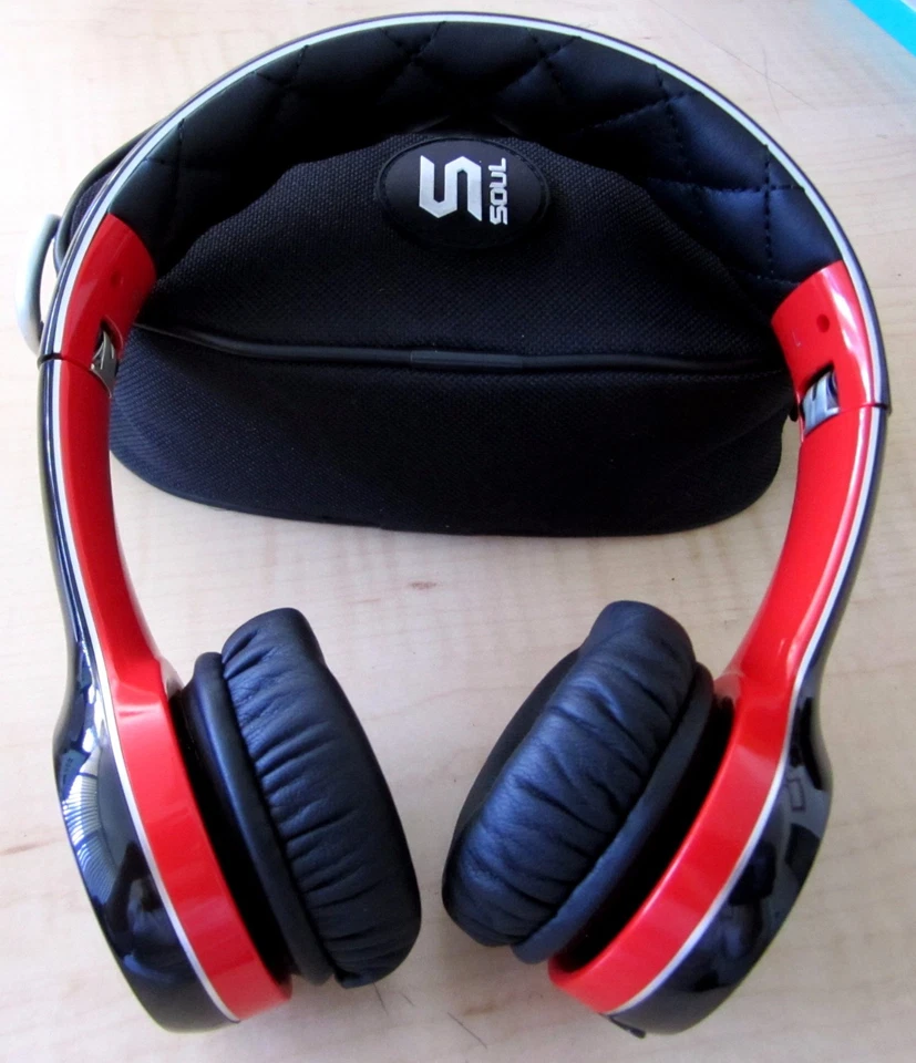 Auriculares SOUL Ludacris SL100 aislamiento de sonido de alta definición en estuche de transporte borde rojo Foto 2 de 4