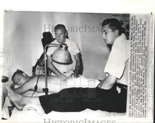 1960 Press Photo Los Angeles Trainer Bill Buhler Aid Don Drysdale & Larry Sherry