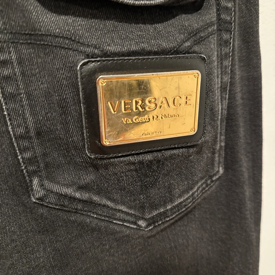 Pantalones de mezclilla negros para hombre Versace Foto 2 de 4
