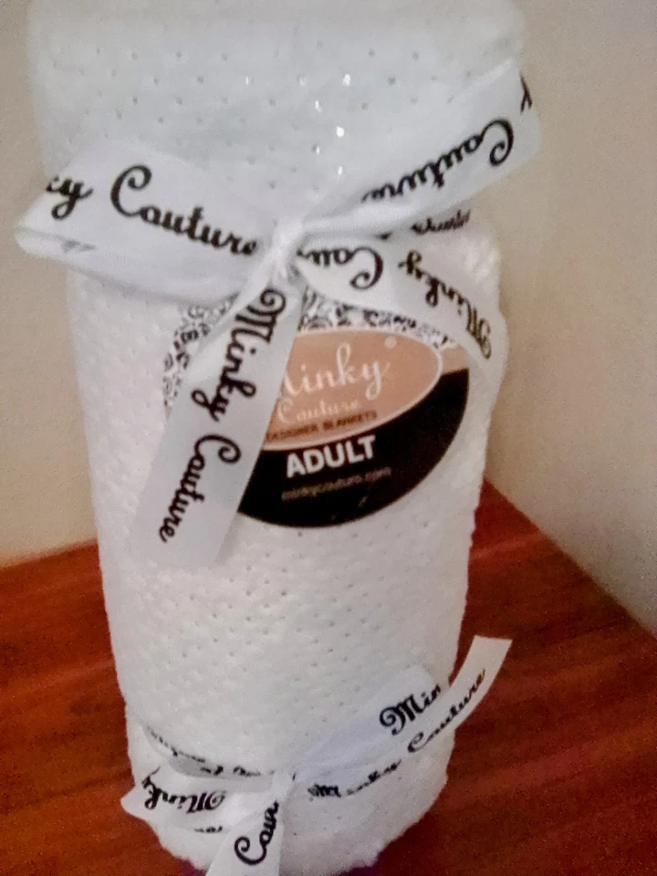 NUEVO CON ETIQUETAS - Manta de diseñador de felpa Minky Couture tamaño adulto blanca con lunares dorados Foto 3 de 4