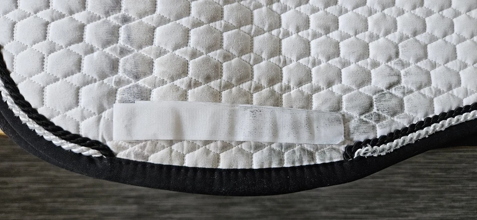 Mattes Lammfell Schabracke Dressur weiß - Bild 4 von 4