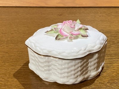 Royal Adderley Porzellan Bonbonniere/Schmuckbehälter mit Rose 13 cm lang TOP