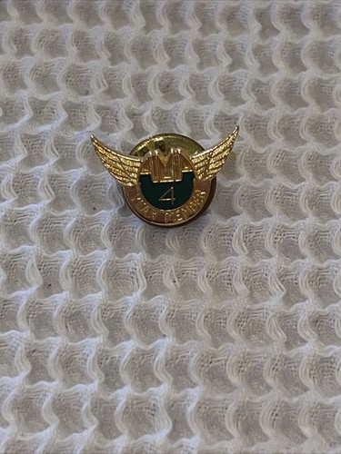 Pin’s Vintage Footballeur – Ton Or – Occasion – Collection