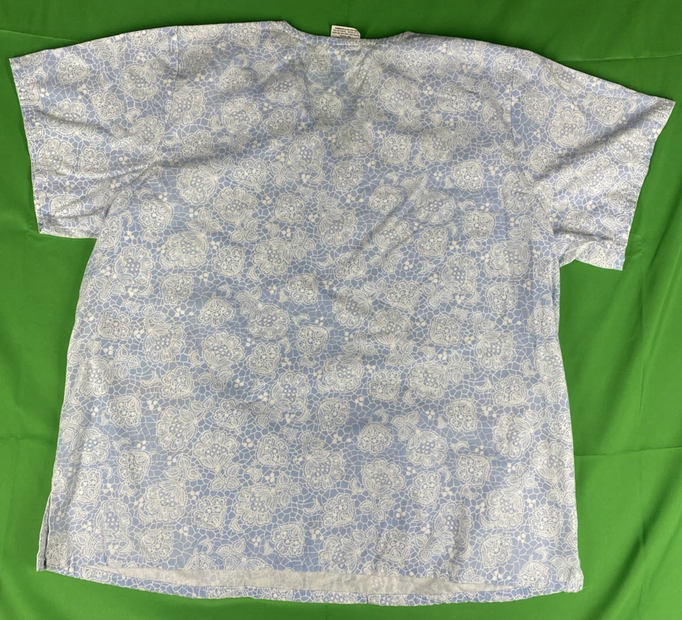 Blusa Médica Tafford Grande Azul y Blanco con Estampado de Flores Foto 4 de 4