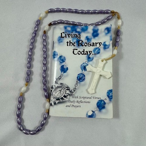 Rosario de plástico de color púrpura con folleto de oración para principiantes para vivir el Rosario hoy - Imagen 1 de 10