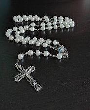 Collana Rosario in simil-perle  con medaglietta di Padre Pio