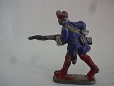 Stara cynowa figurka / Pruski żołnierz atakujący z karabinem - wariant kolorystyczny 7