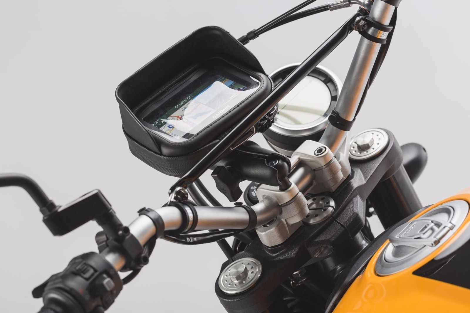Kit fixation Sw-Motech pour voyage à moto avec la sacoche GPS Navi Case PRO