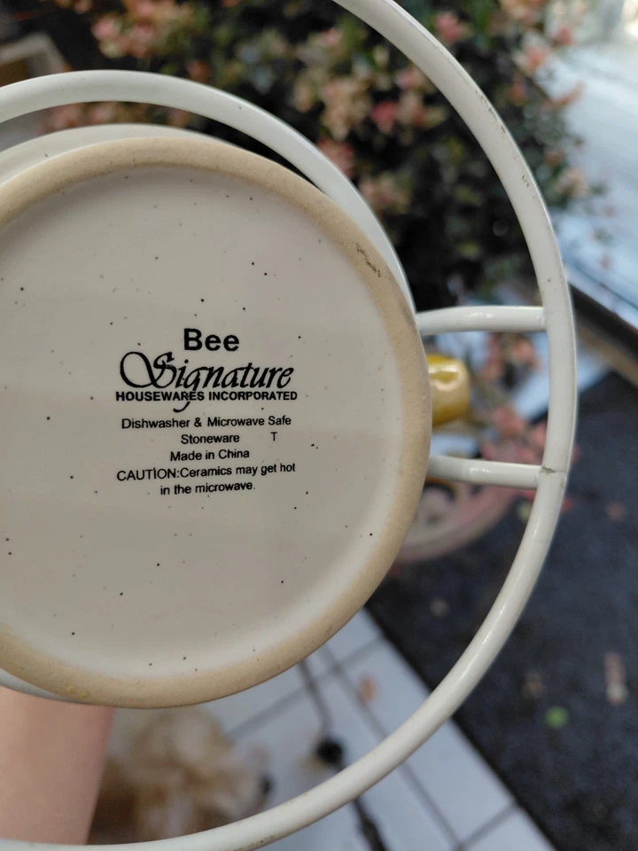 4 canecas Bee Happy em caddy de metal branco por marca Signature - Imagem 3 de 4