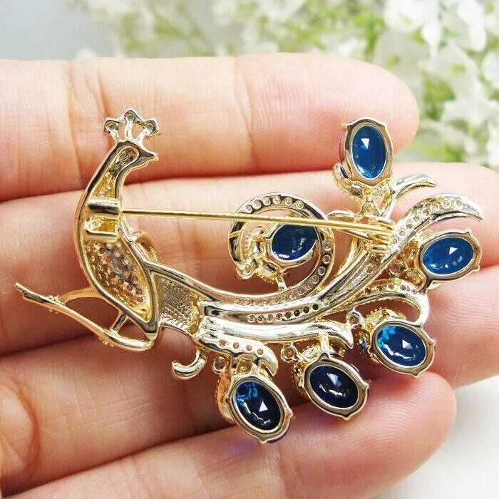 Broche prendedor de pavo real moissanita corte redondo de 4 quilates chapado en plata en oro amarillo de 14 quilates Foto 2 de 4