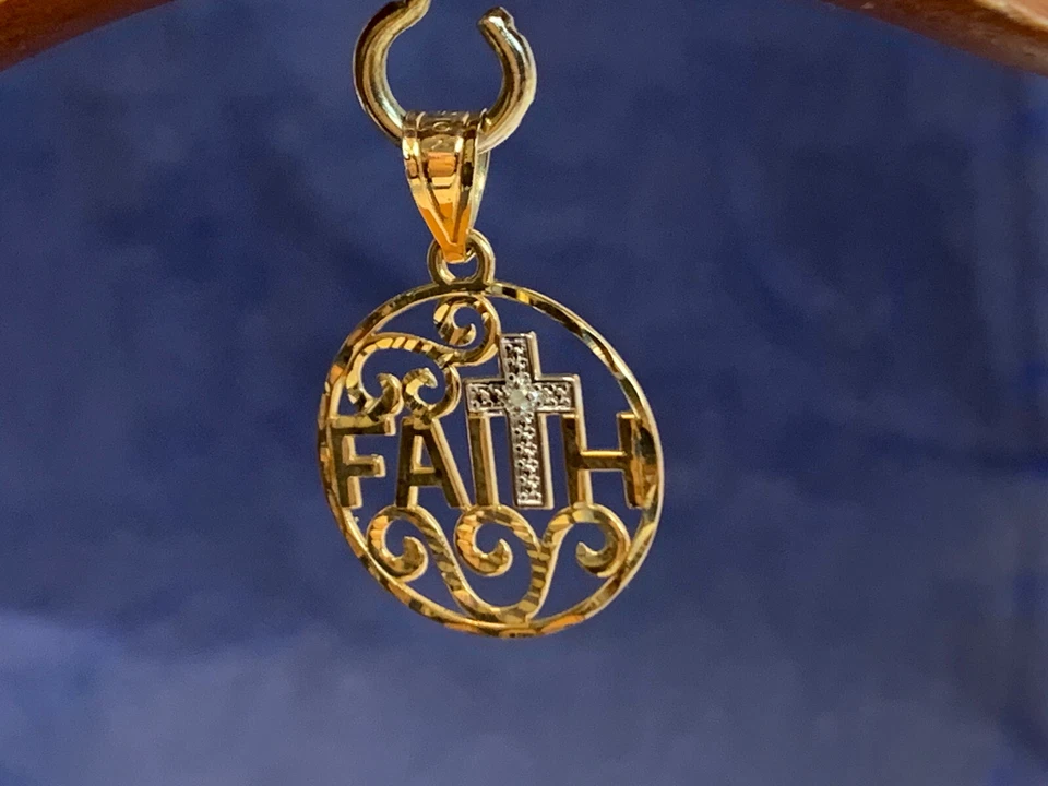 Colgante de oro amarillo de 10 quilates Michael Anthony FAITH .9 g joyería fina dije de piedra transparente Foto 3 de 4