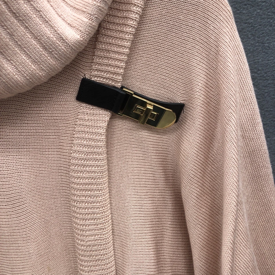 Suéter Calvin Klein pequeno rosa com nervuras gola capuz couro dourado fivela de torção - Imagem 2 de 4