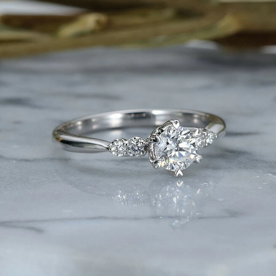 Anillo de compromiso de diamantes redondos de 1,00 quilates de oro blanco de 14 quilates talla grande 7 Foto 2 de 4