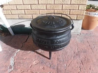 Potjie Pot No 10 Cast Iron by Action Africa Potjie Bean Pot w/Lid 3 Leg Cauldron