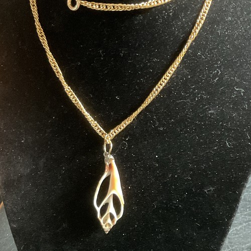 1 1/2” SLICED NATURAL CONCH SHELL PENDANT WITH 24” 12KGF NECKLACE