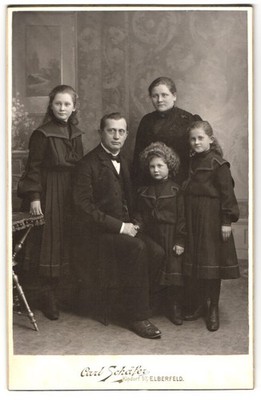Fotografie Carl Schäfer, Elberfeld, Mutter und Vater mit ihren drei Töchtern, M 