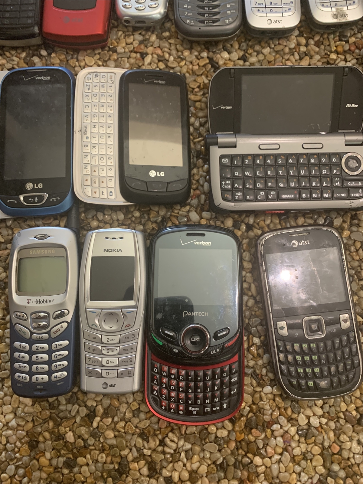 Lot of 30 Vintage Old Used Cell Phones Untested Samsung Motorola Nokia (Box#45)