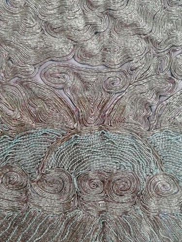 ANTIQUE 19TH CENTURY CHINESE SILK EMBROIDERED GOLD GROUND PEACOCK TEXTILE PANEL - Picture 8 of 12