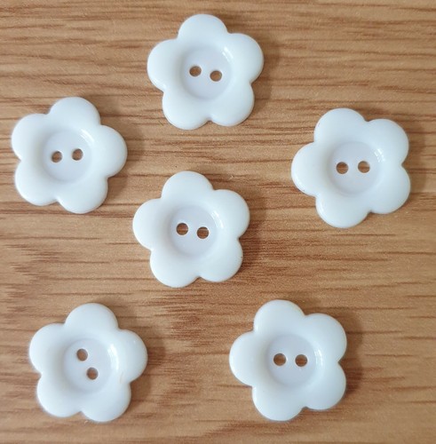 6 Pretty Flower Shaped Acrylic Buttons Size 20mm - Various Colours Available - Picture 2 of 13