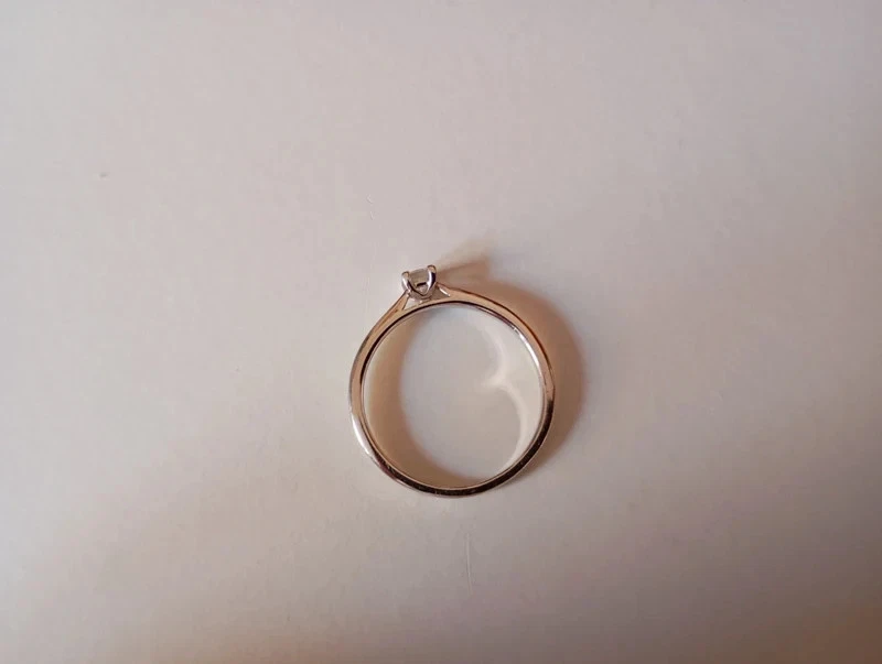 Anillo compromiso en oro blanco de 18 k. Diamante talla princesa de 0,15 ct - Imagen 4 de 4