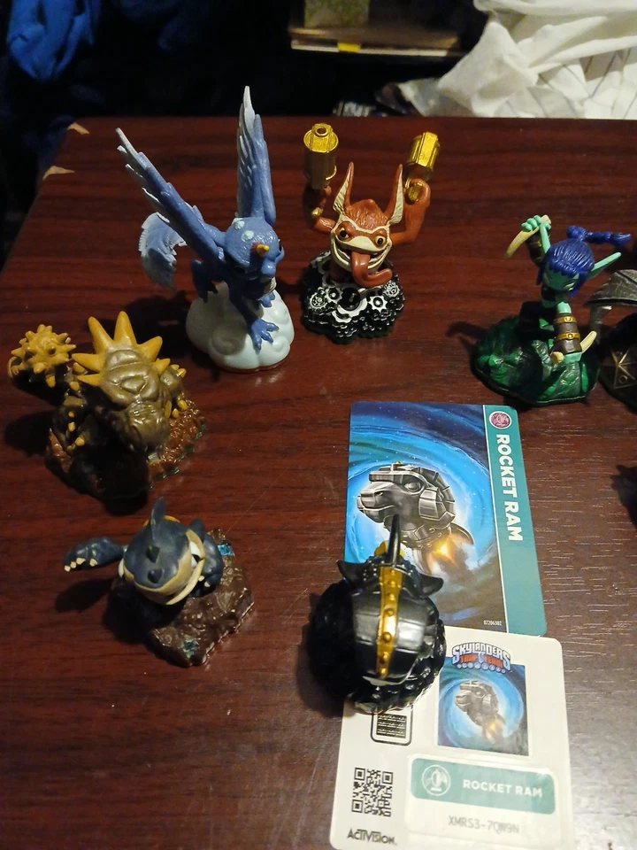 Lote mixto de 12 figuras de acción Activision Skylanders (con pegatinas y algunas tarjetas) Foto 2 de 4