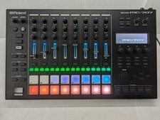 Roland MC 707 Groovebox mit Stand - NEUWERTIG...