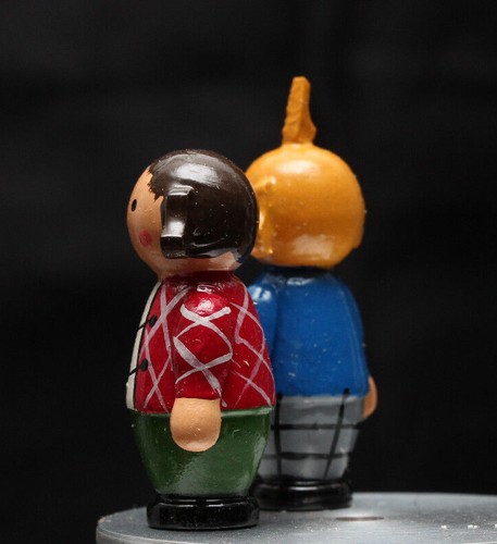alte Vitrinen Figuren Max und Moritz Erzgebirge Spielzeug Seiffen DDR - Bild 7 von 9