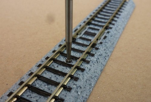 Screws for Kato Unitrack N Gauge With Milling Machine - Picture 7 of 9
