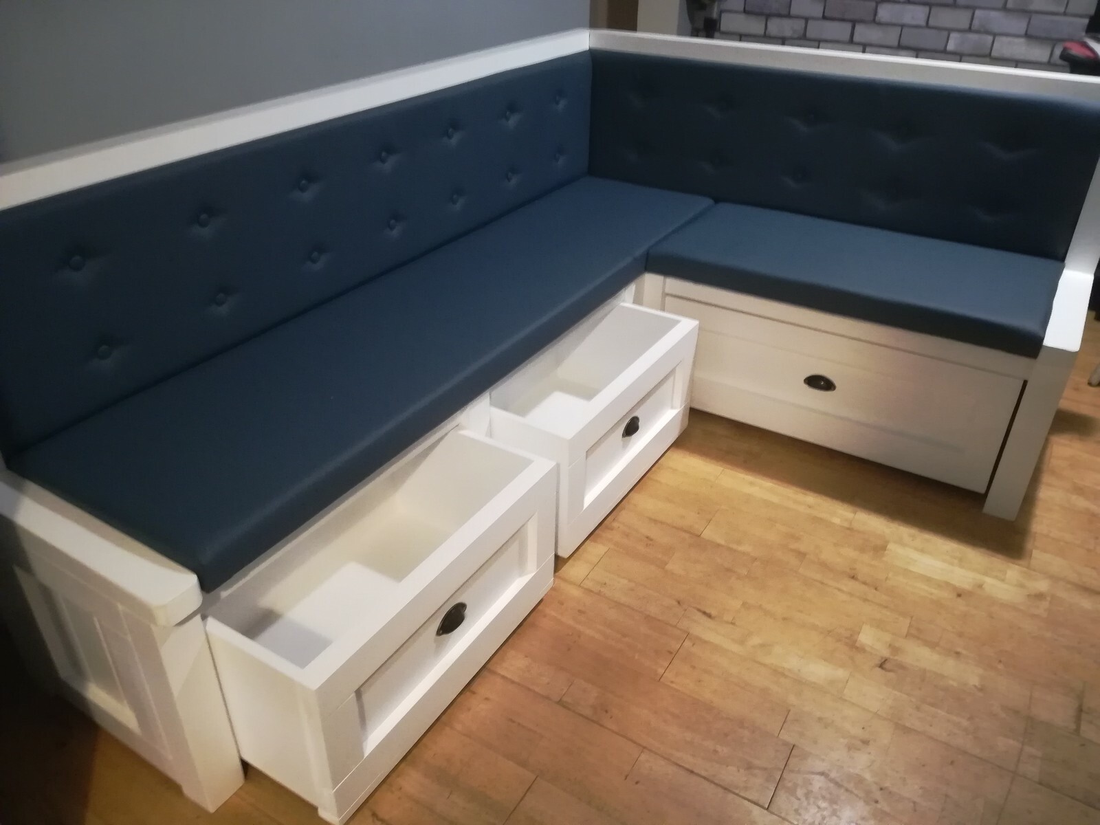 Corner bench seating