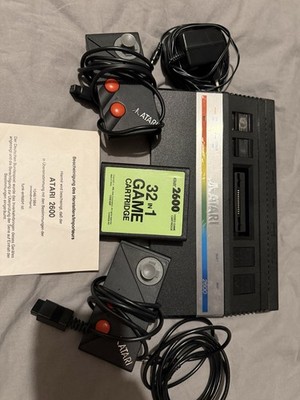 Atari 2600 Konsole mit 2 Joysticks Original Netzteil und Kabel und Spiel Retro
