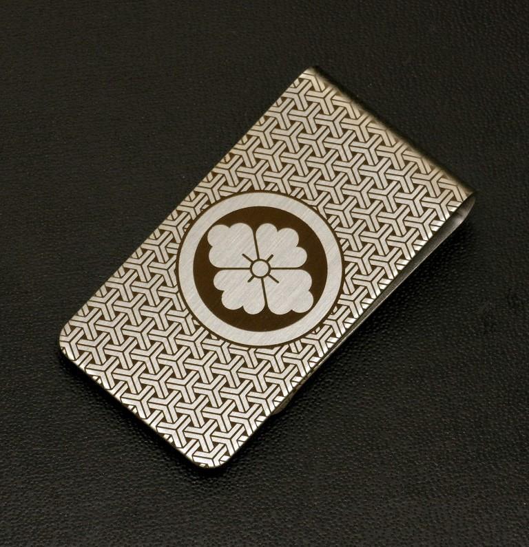 Elegant Japanese Crest Money Clip with Floral Biscuit Design  -image