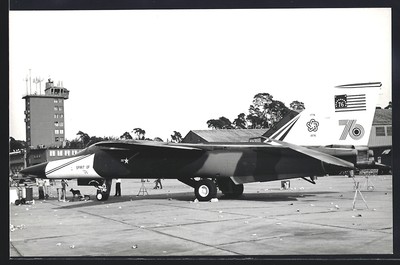 Fotografie Flugzeug General Dynamics F-111 Spirit of 76 der USAF auf dem Stützp 