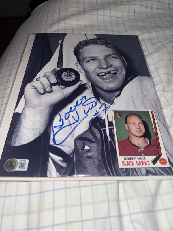 BLACKHAWKS BOBBY HULL Autographed Beckett Magazine Sept. 1998