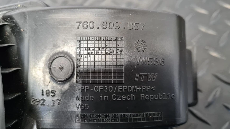 VW TOUAREG MK3 (CR7) 2019 FUEL FILLER HOUSING WITH CAP FLORETT SILVER 760809857 - Image 3 of 4