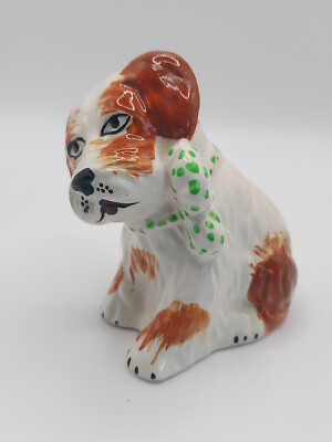 Handbemalter Bernhardiner hellbraun & weißer Hund mit grünen gepunkteten Schleife Keramik Figur A