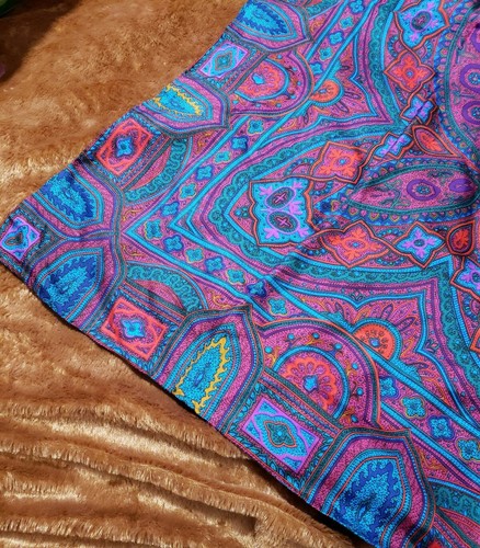 Sciarpa quadrata LIZ CLAIBORNE 100% seta 30 1/2 x 31 paisley viola rosso blu verde - Foto 5 di 7