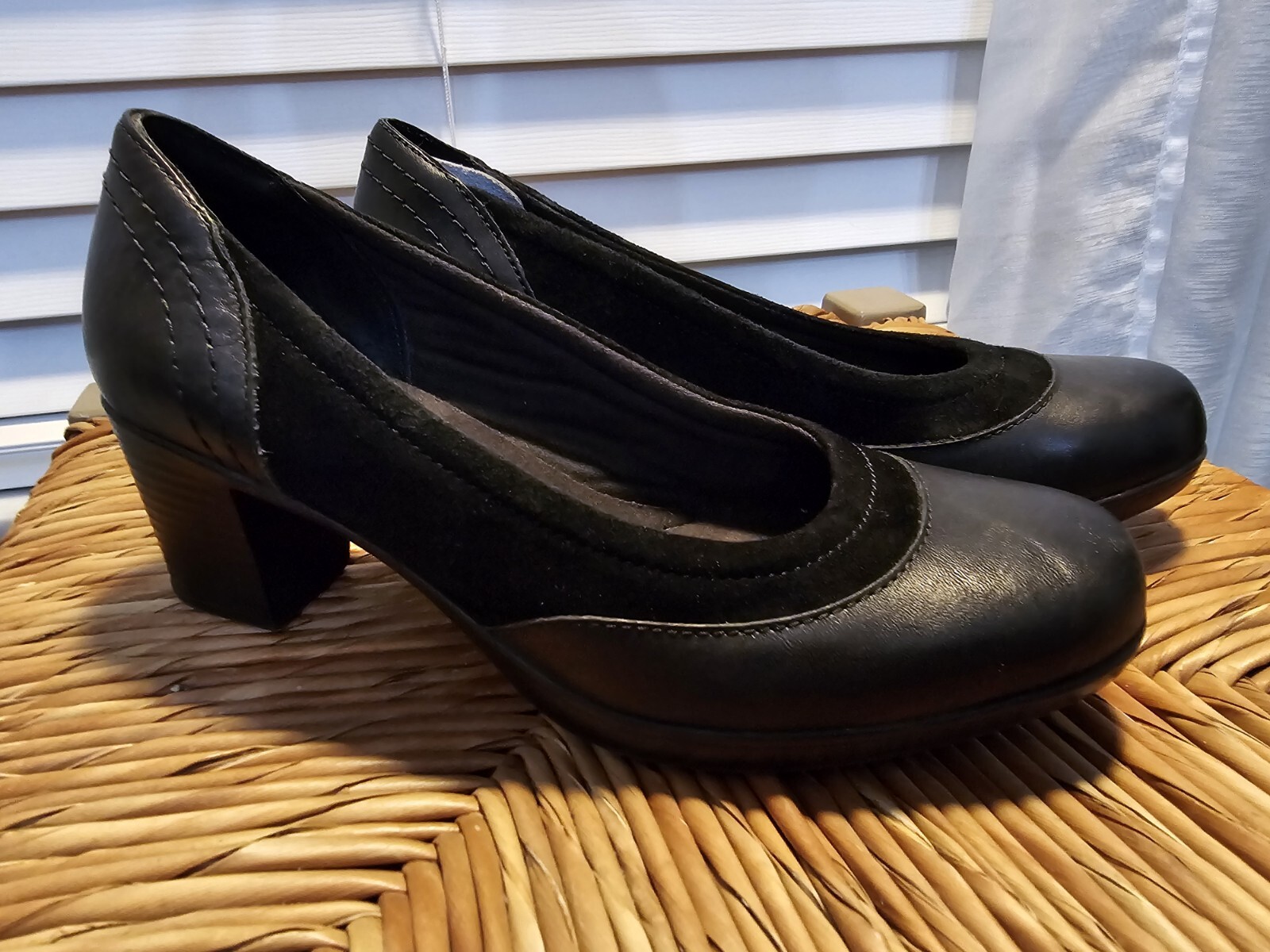 CLARKS Bendables Black Suede Leather Comfort Heels Pumps Sz 8.5