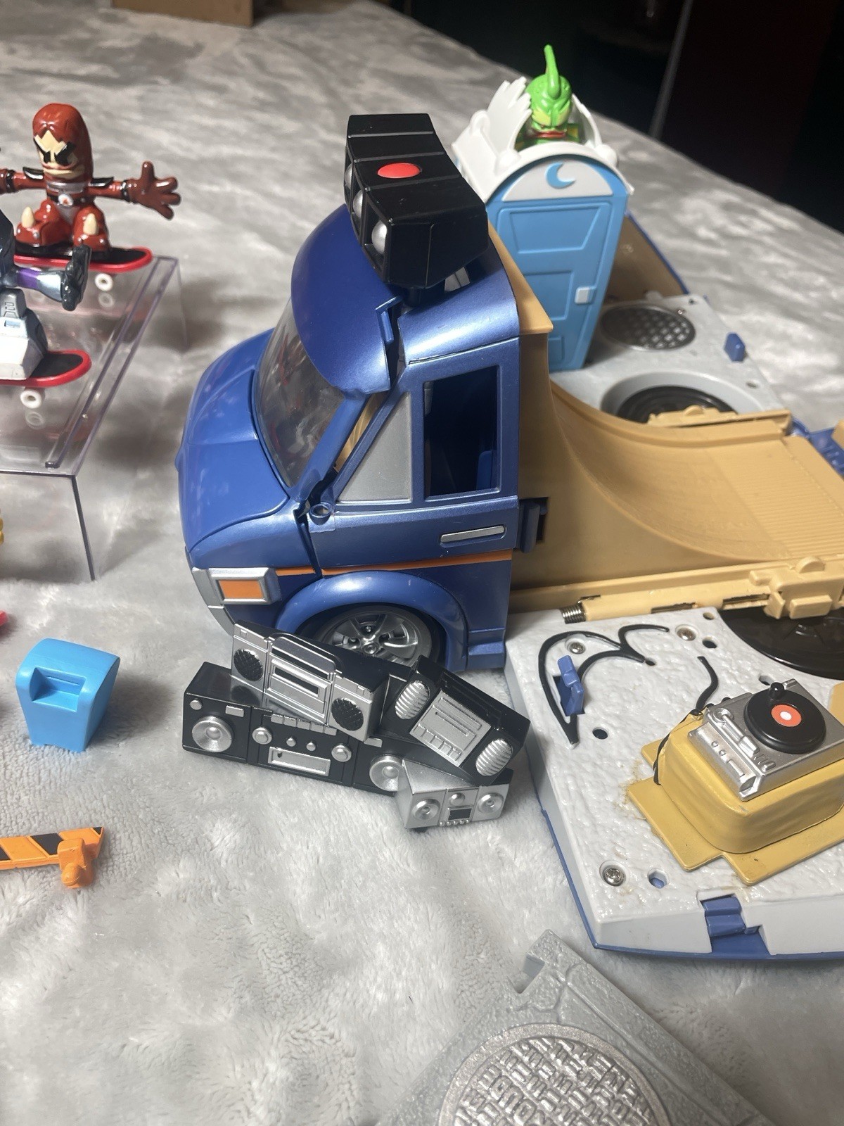 7 FIGURE LOT OF MAGNETIC SKATERS ,VAN  And Accessories FOR TECH DECK COLLECOTRS