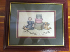 Oprawiony sampler haftu krzyżowego, ULUBIONE RZECZY, 11,5 X 9,5, lalka, niedźwiedź, kosze