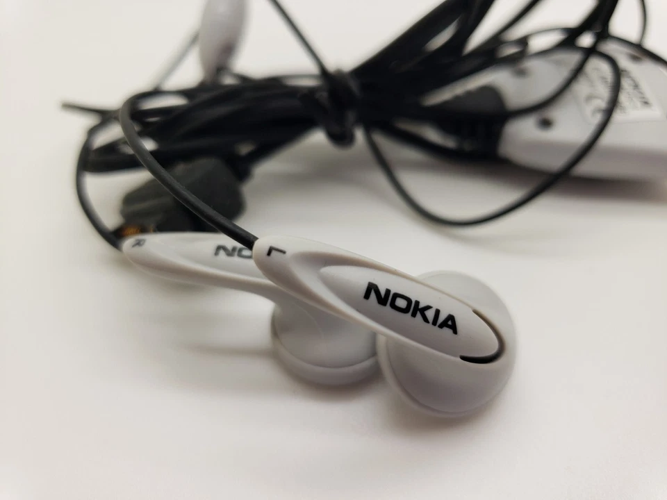 New Old Stock Original Nokia HDS-3 Stereo Handsfree Headset - Image 2 of 4
