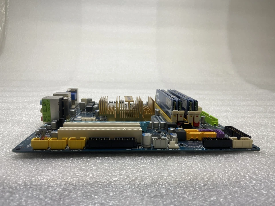 GIGABYTE GA-E7AUM-DS2H Pentium Dual-Core E5400 2,7 GHz 8 GB de RAM Foto 4 de 4