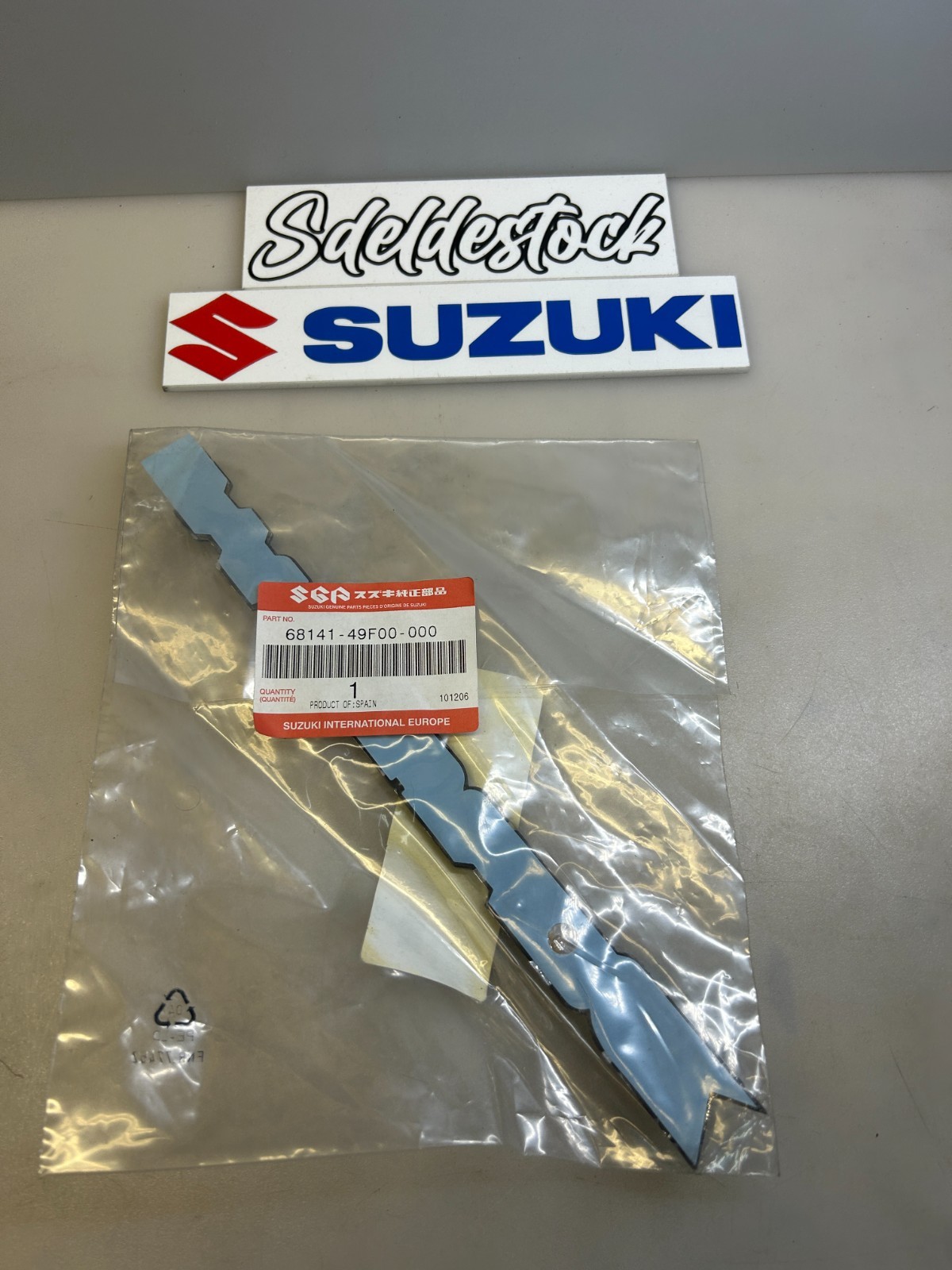 Réparez votre carénage avec l'emblème Suzuki 68141-49f00 pour UH 125 après rayures