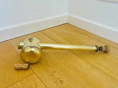 Ancien pulvérisateur à main en laiton avec manche en bois, pompe 25 mm, Belgi... - Photo 1/4