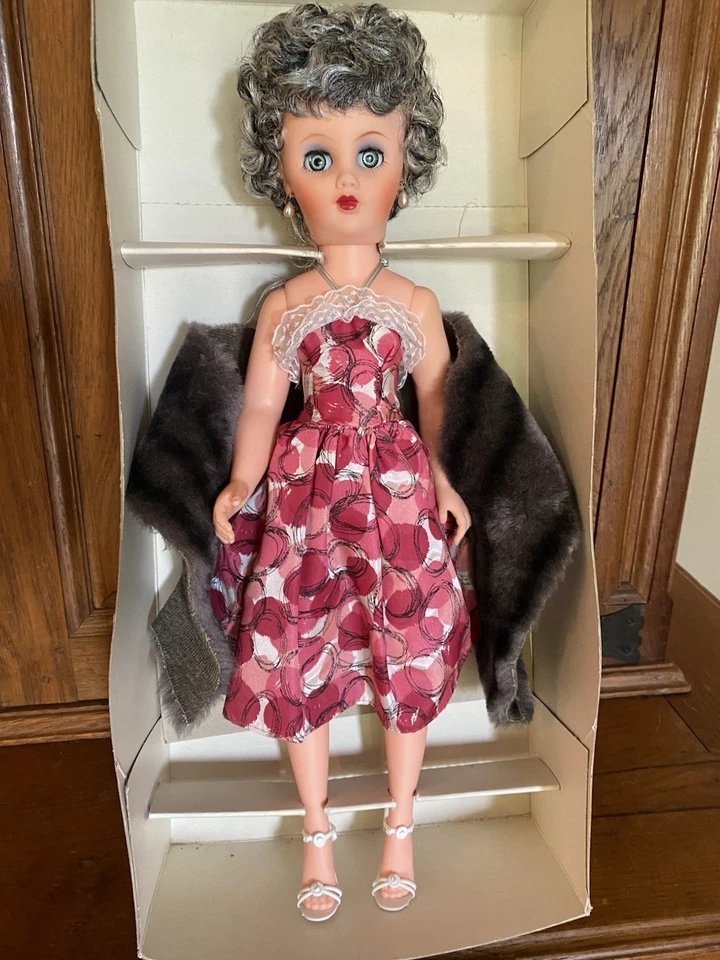 "Muñeca niña de moda vintage de los años 50 de 19"" de alto con CAJA pelo gris, envoltura de piel sintética 14R BONITA Foto 4 de 4