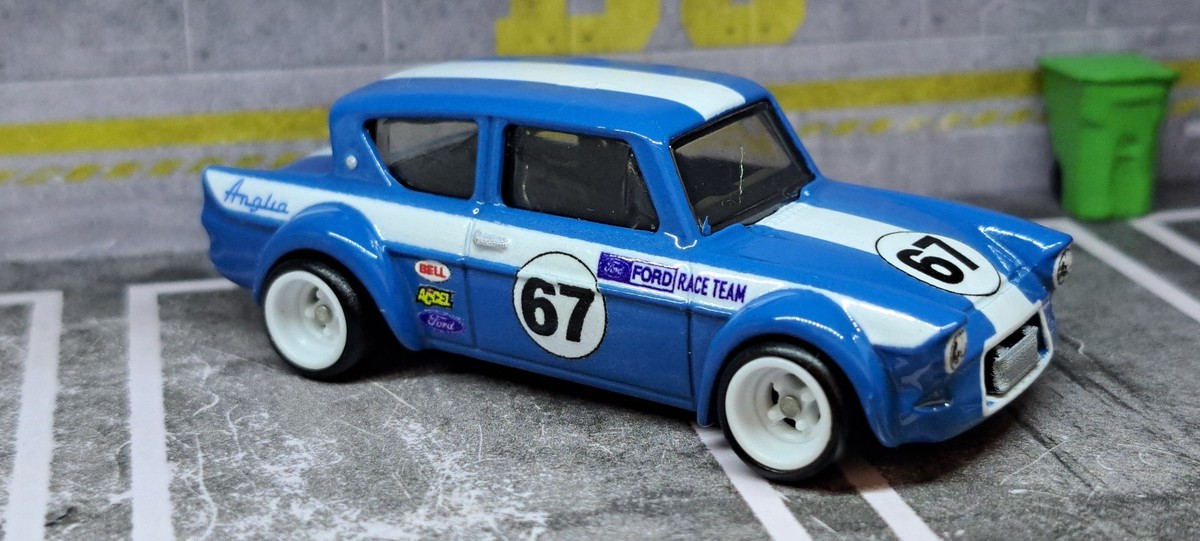 Hot Wheels Premium Boulevard 2023 - Ford Anglia Racer 1967 - Échelle 1/64 - Neuf
