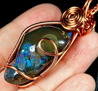 Colgante envuelto en alambre pepita de ópalo negro africano de 60 8 quilates PRH88