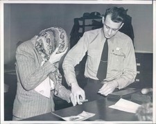 1946 Press Photo DC Sarah Ellis Fingerprinted by Pvt John Hayden - ner25775