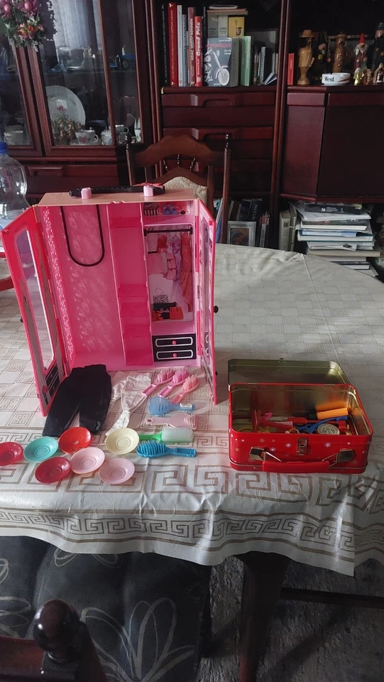 Puppenschrank von Barbie und -Koffer mit Bekleidung - Bild 2 von 4