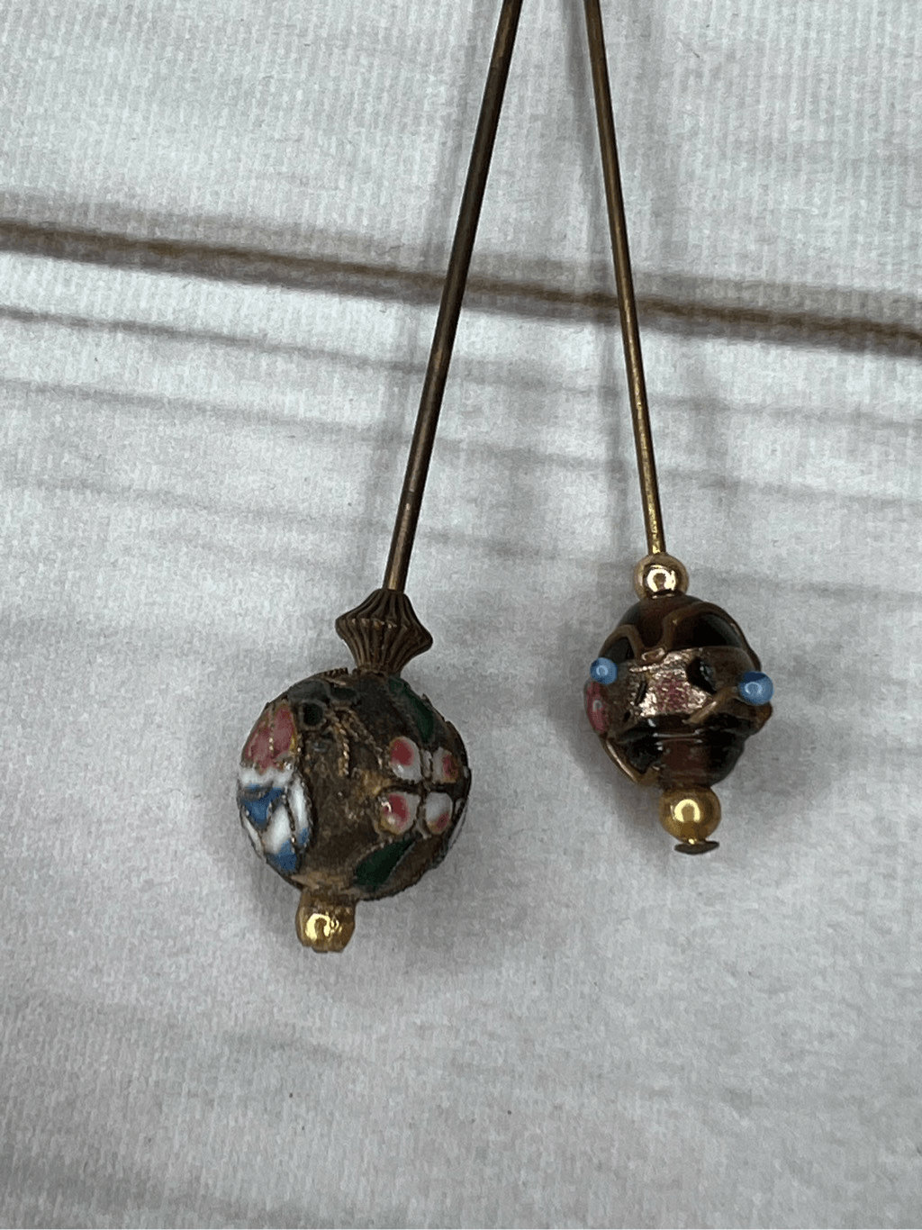 Set up 2 vintage hair/hat, pin, floral decorative